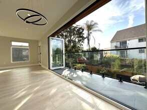 38 Paloma Ave, Unit Penthouse in Venice, CA - Foto de edificio - Building Photo