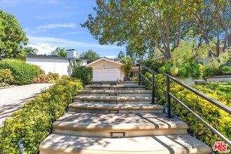 23264 Calvert St in Los Angeles, CA - Building Photo - Building Photo