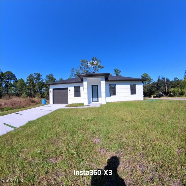 3107 Leeland Heights Blvd E in Lehigh Acres, FL - Building Photo - Building Photo