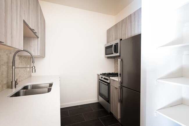210 9th St in Jersey City, NJ - Building Photo - Building Photo