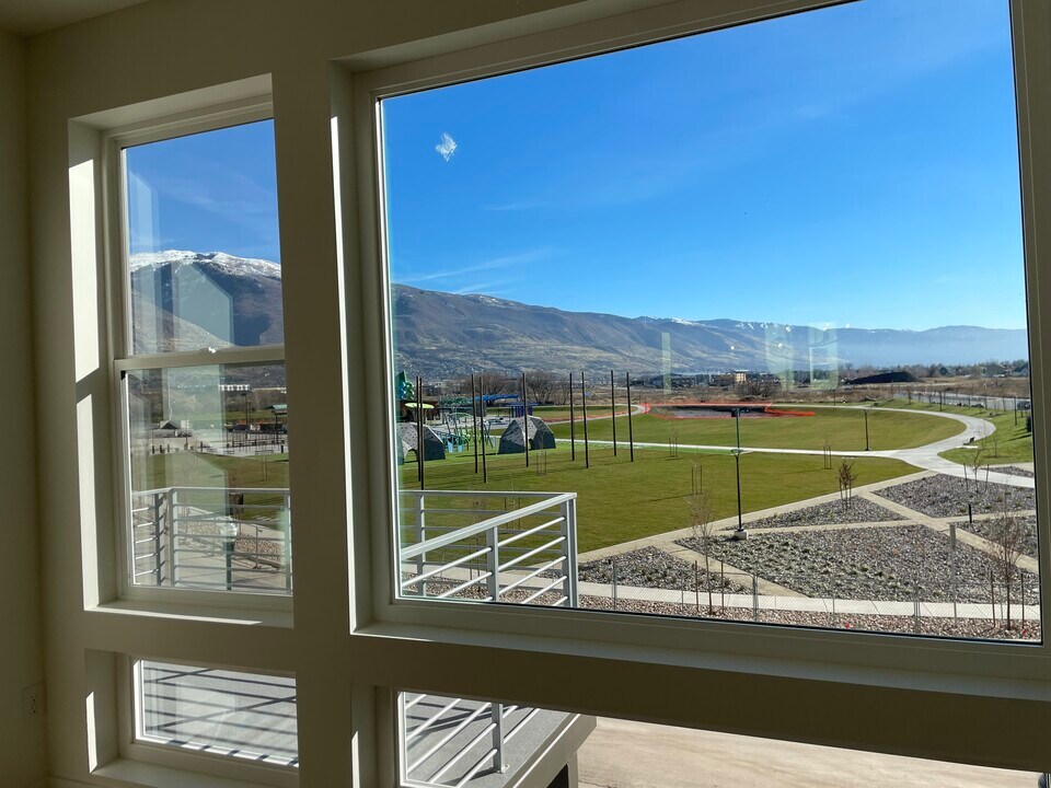 1474 W Cook Ln in Farmington, UT - Building Photo