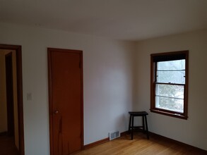 631 W Summit St, Unit Lower level bedroom in Ann Arbor, MI - Foto de edificio - Building Photo