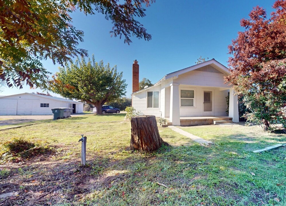 2560 Fowler Ave in Clovis, CA - Building Photo
