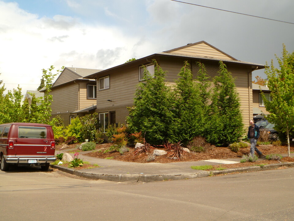 1609 SE Taggart St in Portland, OR - Building Photo