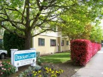 Deborah Court in Newberg, OR - Foto de edificio - Building Photo