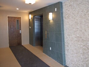 3475 Mayfield Rd in Cleveland Heights, OH - Building Photo - Interior Photo