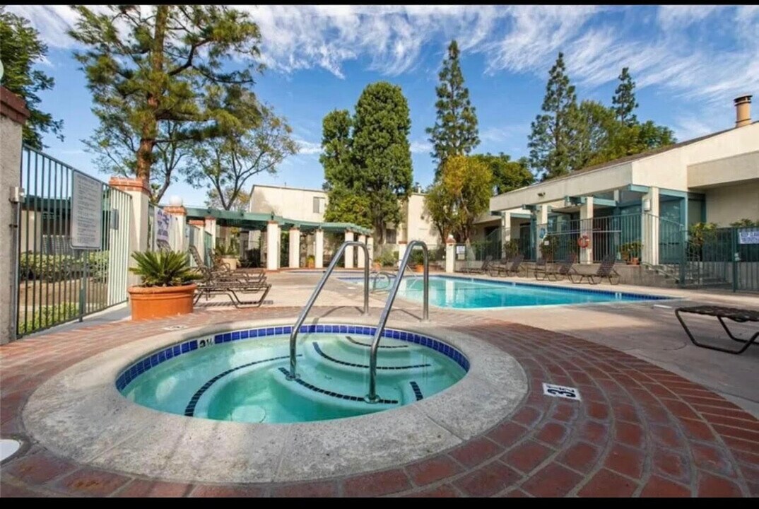 5700 Etiwanda Ave, Unit 261 in Tarzana, CA - Building Photo