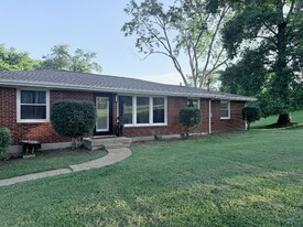 1315 Bell Grimes Ln in Nashville, TN - Building Photo