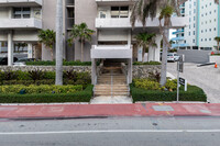 Four Winds Condominium in Surfside, FL - Foto de edificio - Building Photo