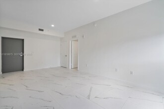 420 SW 7th St, Unit 301 in Miami, FL - Building Photo - Building Photo