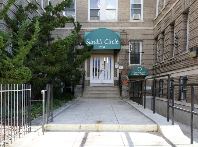 Sarah's Circle in Washington, DC - Foto de edificio - Building Photo
