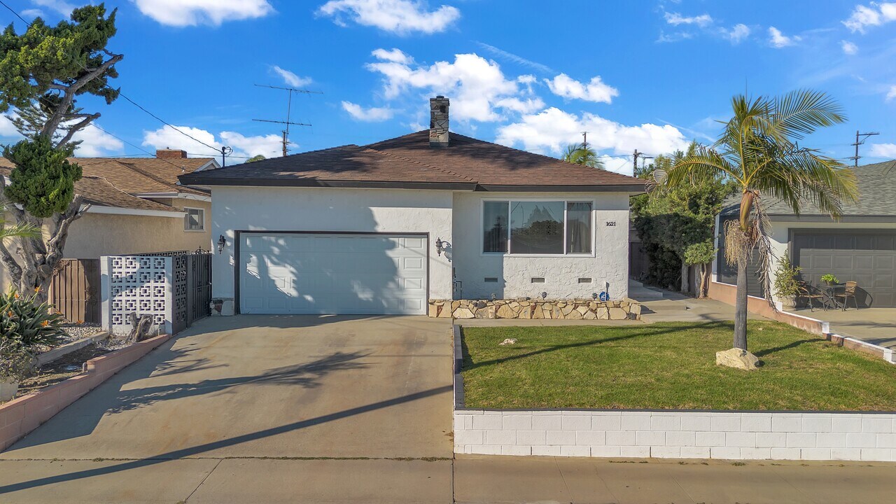 1621 W 122nd St in Los Angeles, CA - Building Photo