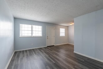 209 N Woodland Dr in Radcliff, KY - Building Photo - Building Photo