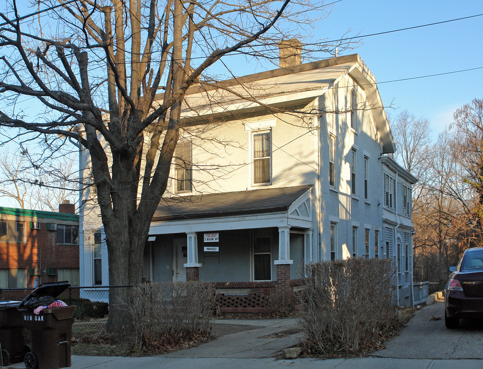 818 Oak St in Cincinnati, OH - Building Photo