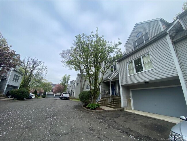 372 Anton Dr in Bridgeport, CT - Building Photo - Building Photo