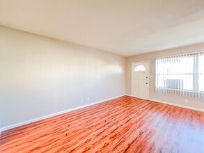 4640 E 4th St in Long Beach, CA - Building Photo - Building Photo