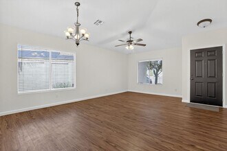 15481 W Mauna Loa Ln in Surprise, AZ - Foto de edificio - Building Photo