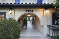 3924 Park Pl in Montrose, CA - Foto de edificio - Building Photo