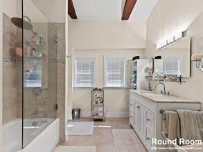 66 Saunders St, Unit 1 in Medford, MA - Foto de edificio - Building Photo