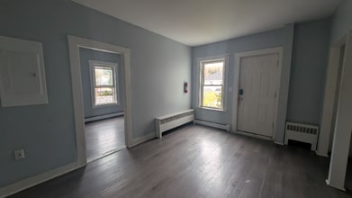 250 Madison Ave, Unit Apt 4 in Berlin, NH - Foto de edificio - Building Photo