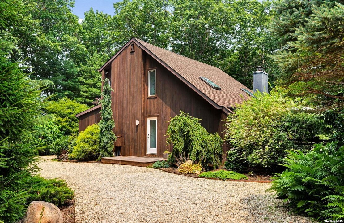 8 Fox Glove Rd in East Hampton, NY - Building Photo