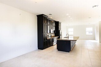 1759 NW 124th Way in Pembroke Pines, FL - Foto de edificio - Building Photo