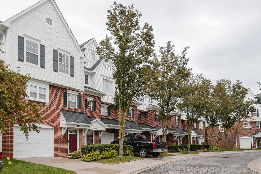 1374 Village Dr in Detroit, MI - Building Photo
