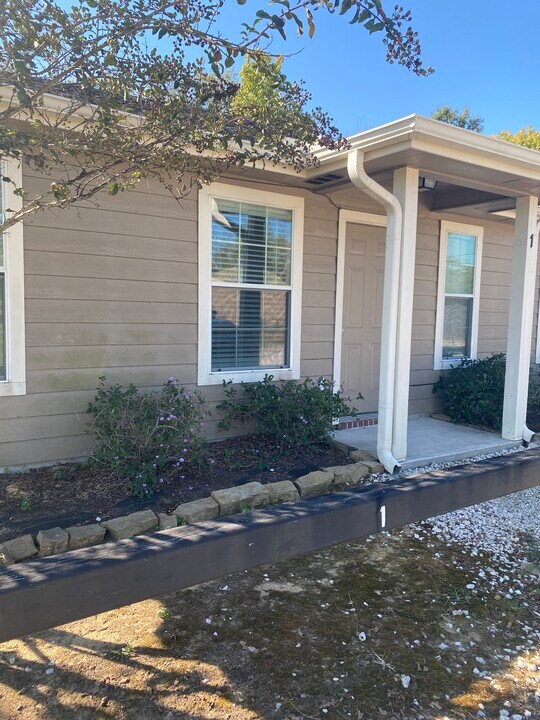 200 W Crosby St in Sour Lake, TX - Building Photo