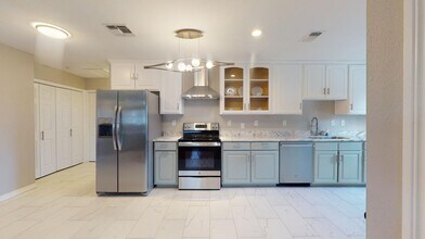 Beautifully updated San Antonio home by Bo in San Antonio, TX - Building Photo - Building Photo