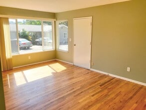 12955 SW Allen Blvd in Beaverton, OR - Foto de edificio - Building Photo