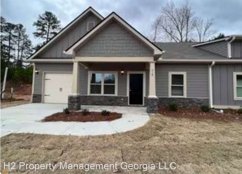 219 Oakwood Dr NW in Milledgeville, GA - Foto de edificio