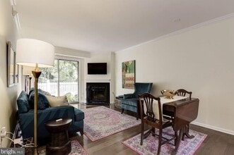 2925 S Woodstock St, Unit 2925 S Woodstock St Apt D in Arlington, VA - Foto de edificio - Building Photo