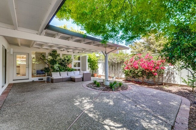 140 Hamilton Ave in Mountain View, CA - Building Photo - Building Photo