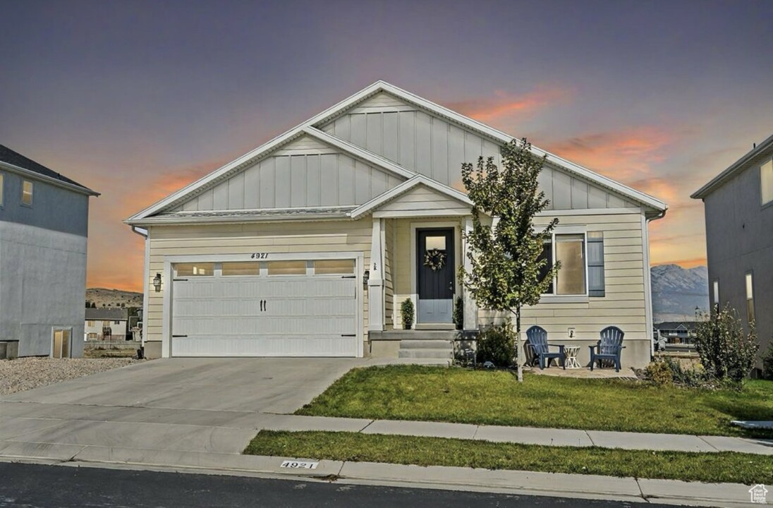 4921 E Silver Ridge Rd in Eagle Mountain, UT - Foto de edificio