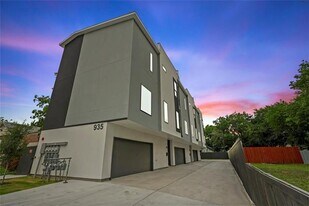 935 W Twelfth St in Dallas, TX - Building Photo