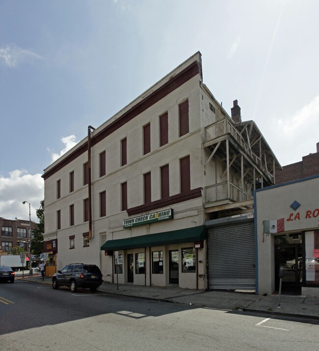 8 S Essex Ave in Orange, NJ - Building Photo - Building Photo