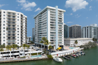 Regency Tower in Miami Beach, FL - Foto de edificio - Building Photo