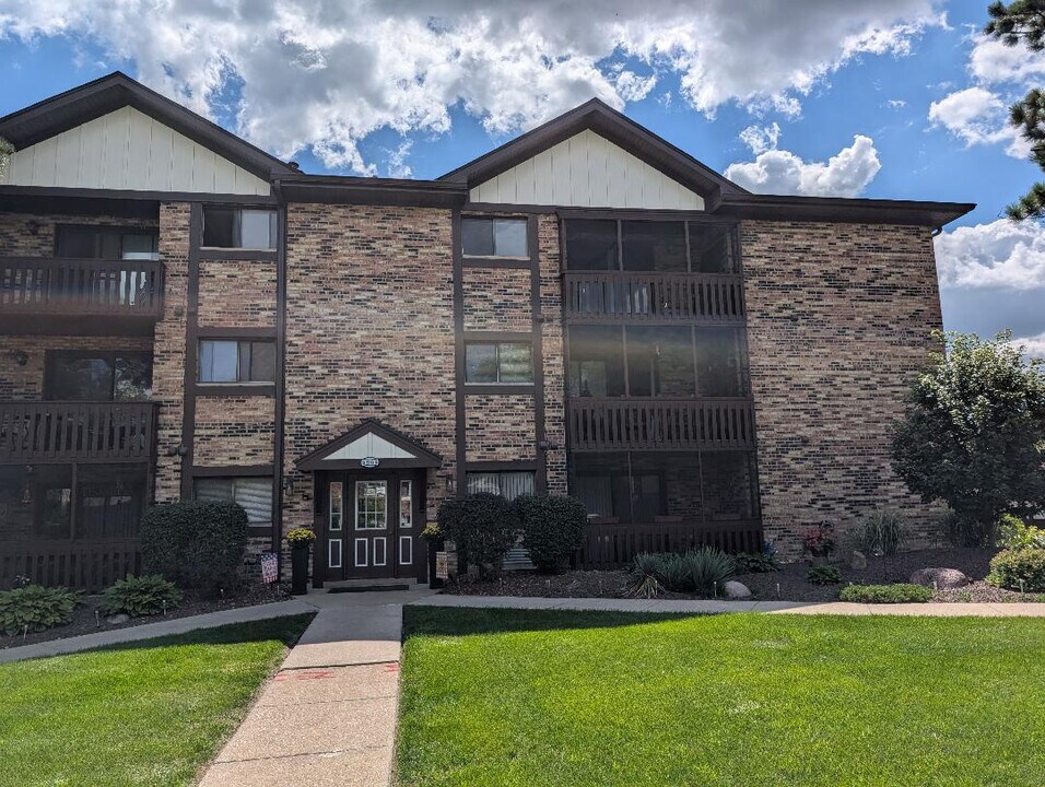5965 Lakeside Pl in Tinley Park, IL - Building Photo