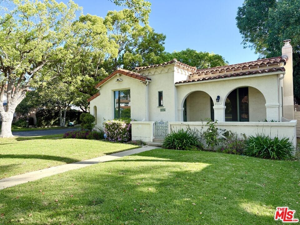 2002 Kelton Ave in Los Angeles, CA - Building Photo