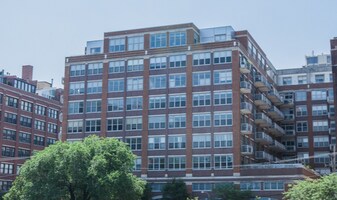 933 W Van Buren St, Unit 812 in Chicago, IL - Building Photo