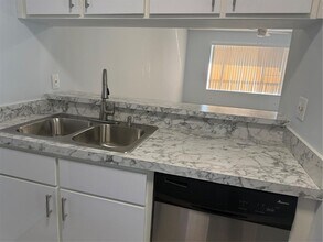 9930 Twin Lakes Dr in Coral Springs, FL - Foto de edificio - Building Photo