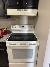 9304 Aylesbury Dr, Unit 1 in Louisville, KY - Foto de edificio - Building Photo