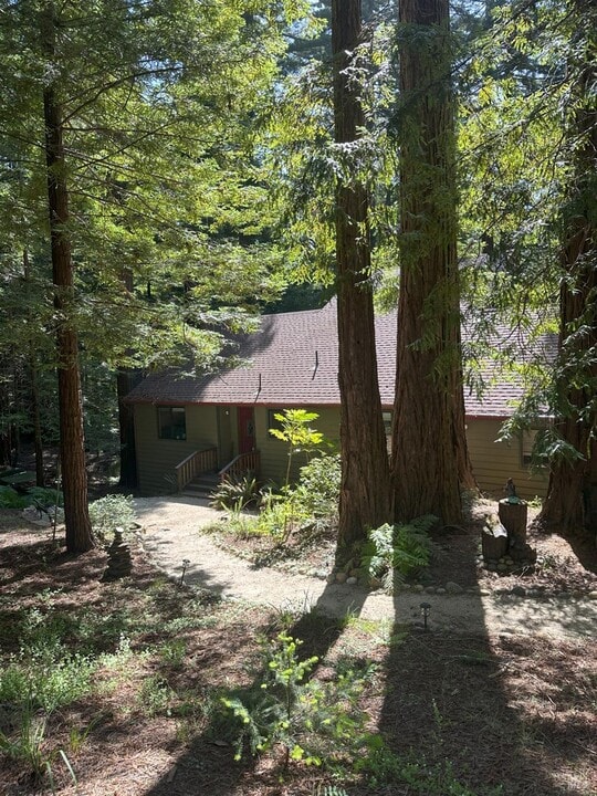 35060 Woodside Ct in Gualala, CA - Building Photo
