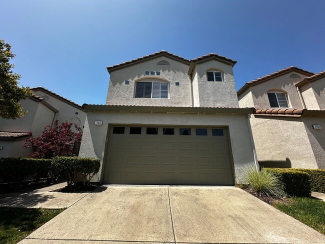 property at 1105 Vista Pointe Cir