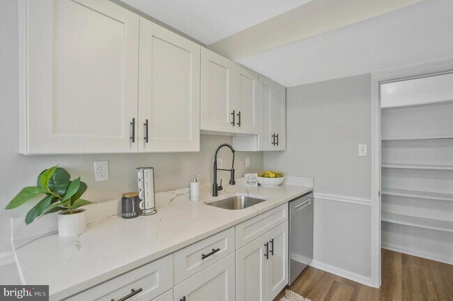 8056 Central Park Dr, Unit LL 1 in Alexandria, VA - Building Photo - Building Photo