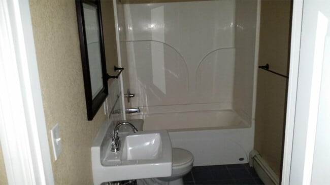 932 E College St in Iowa City, IA - Building Photo - Building Photo