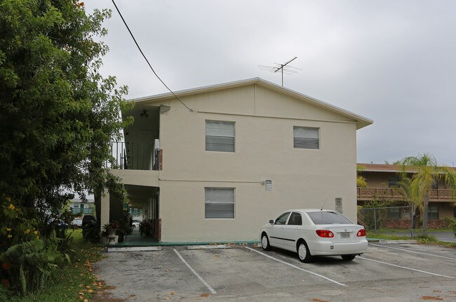 1028 NE 39th Dr in Fort Lauderdale, FL - Foto de edificio - Building Photo