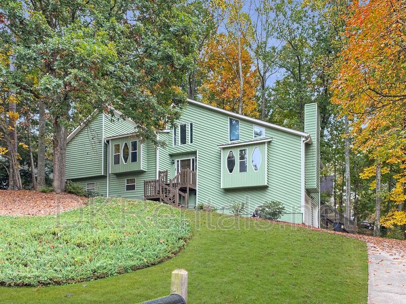 2136 Clementine Dr in Marietta, GA - Building Photo