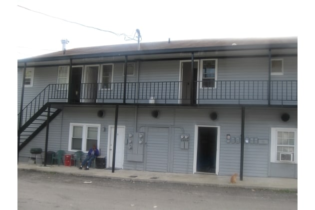 Laundry Mat/Apartments in Fayetteville, TN - Building Photo
