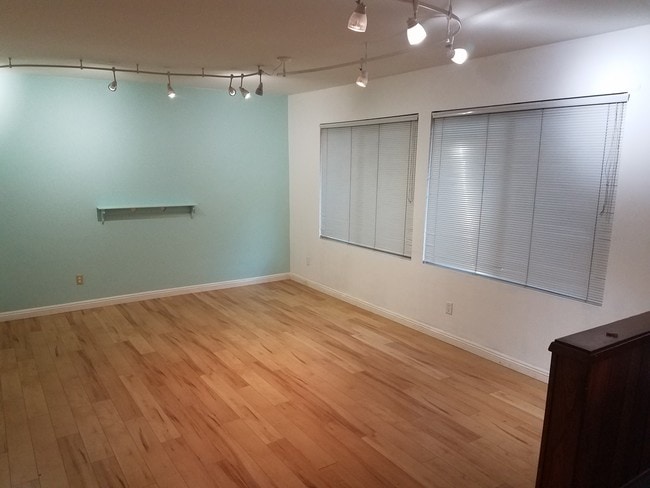 3112 S Durango Ave, Unit 2 in Los Angeles, CA - Foto de edificio - Building Photo